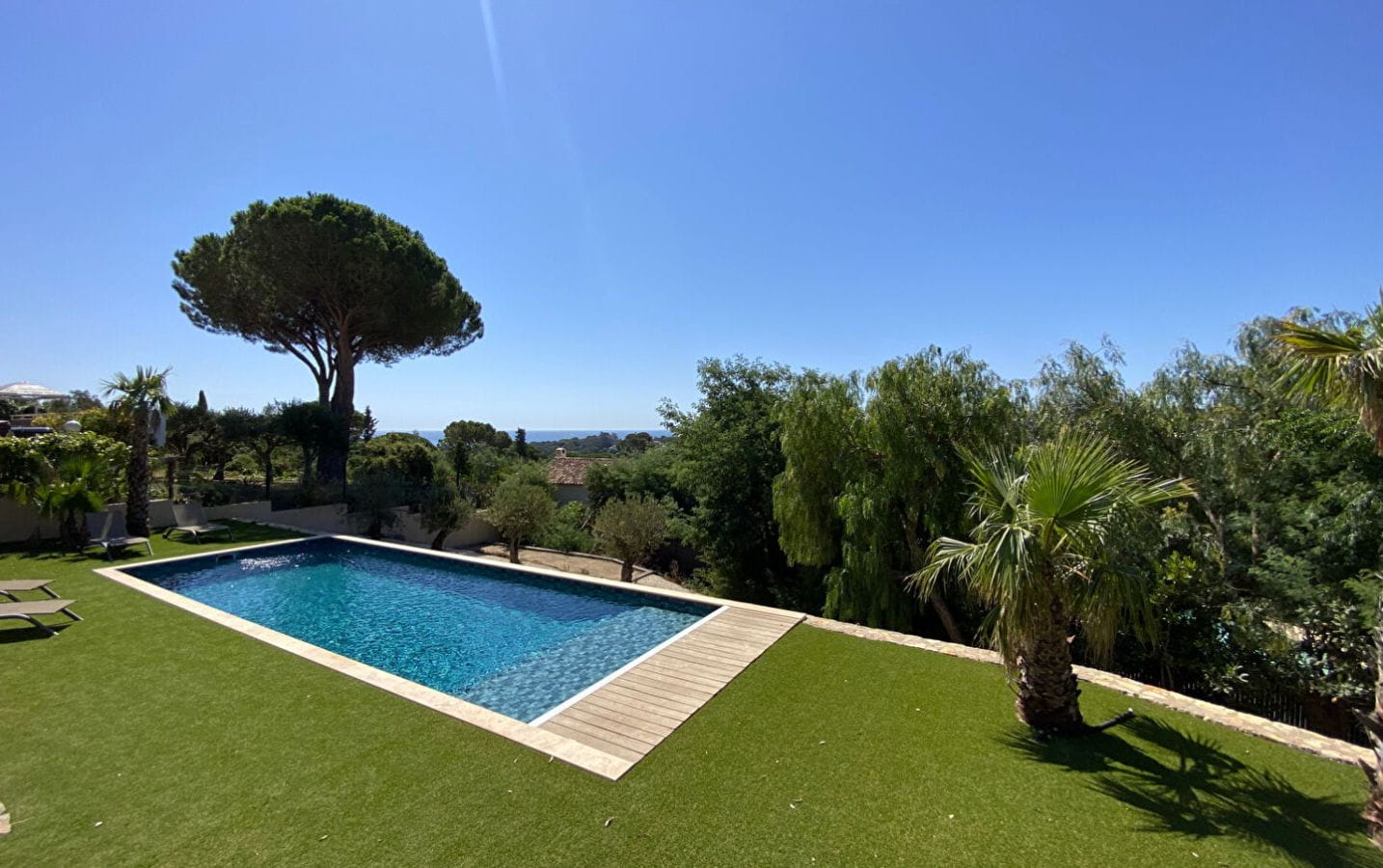 À VENDRE VILLA DE 6 PIÈCES AVEC DOUBLE GARAGE PISCINE TERRAIN DE PÉTANQUE ET VUE MER, AUX ISSAMBRES Image 1