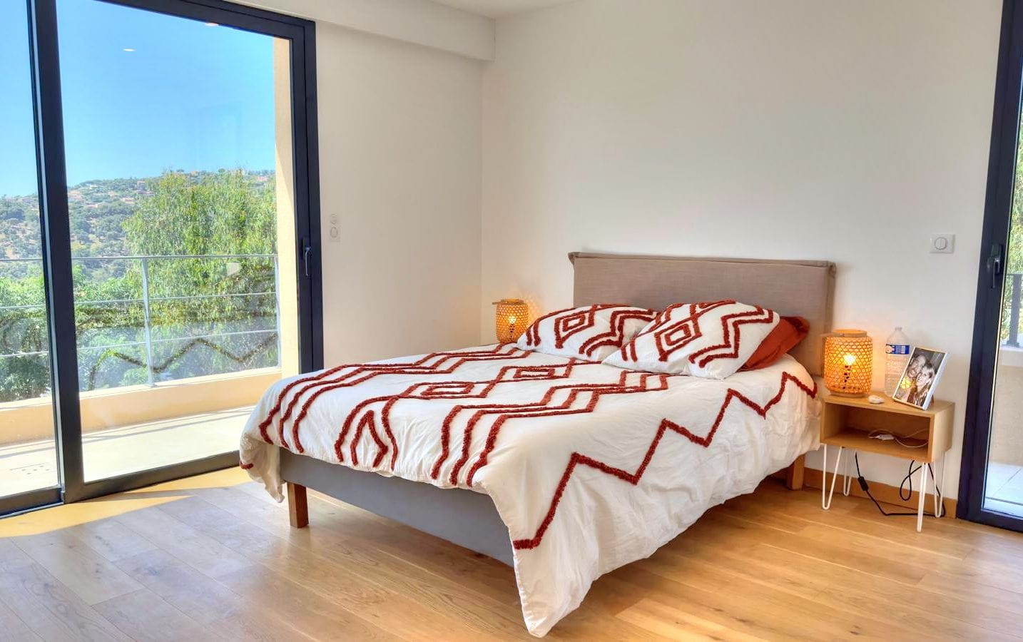 À VENDRE VILLA DE 6 PIÈCES AVEC DOUBLE GARAGE PISCINE TERRAIN DE PÉTANQUE ET VUE MER, AUX ISSAMBRES Image 10