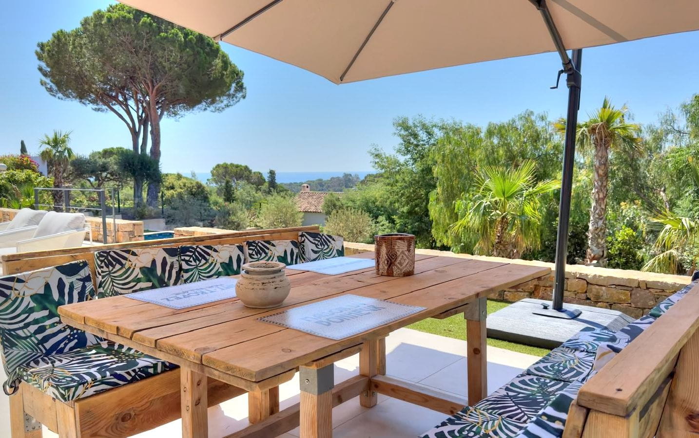 À VENDRE VILLA DE 6 PIÈCES AVEC DOUBLE GARAGE PISCINE TERRAIN DE PÉTANQUE ET VUE MER, AUX ISSAMBRES Image 0