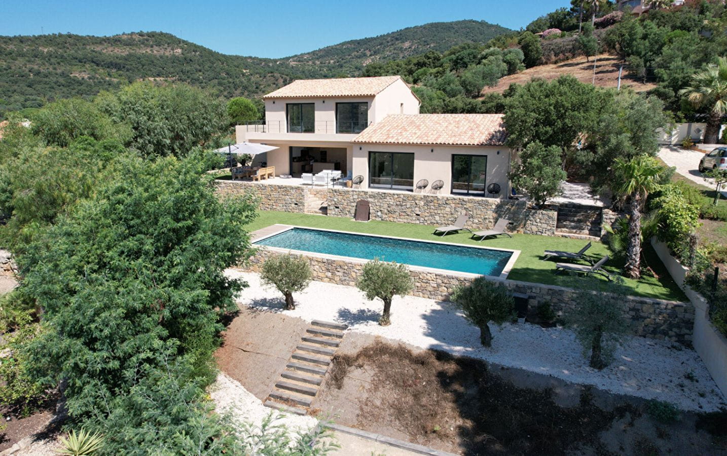 À VENDRE VILLA DE 6 PIÈCES AVEC DOUBLE GARAGE PISCINE TERRAIN DE PÉTANQUE ET VUE MER, AUX ISSAMBRES Image 3