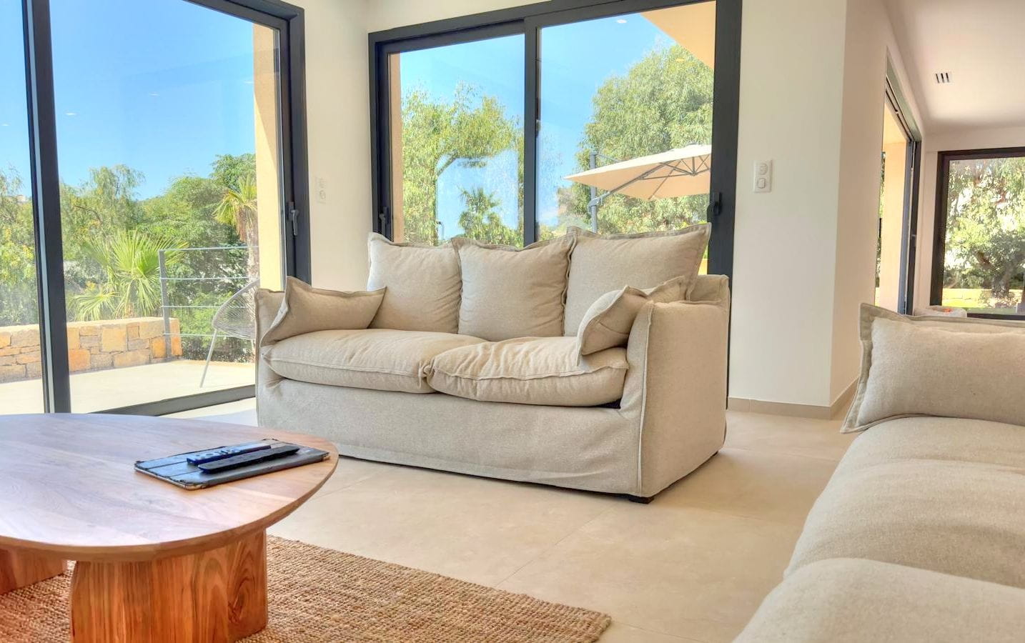 À VENDRE VILLA DE 6 PIÈCES AVEC DOUBLE GARAGE PISCINE TERRAIN DE PÉTANQUE ET VUE MER, AUX ISSAMBRES Image 4