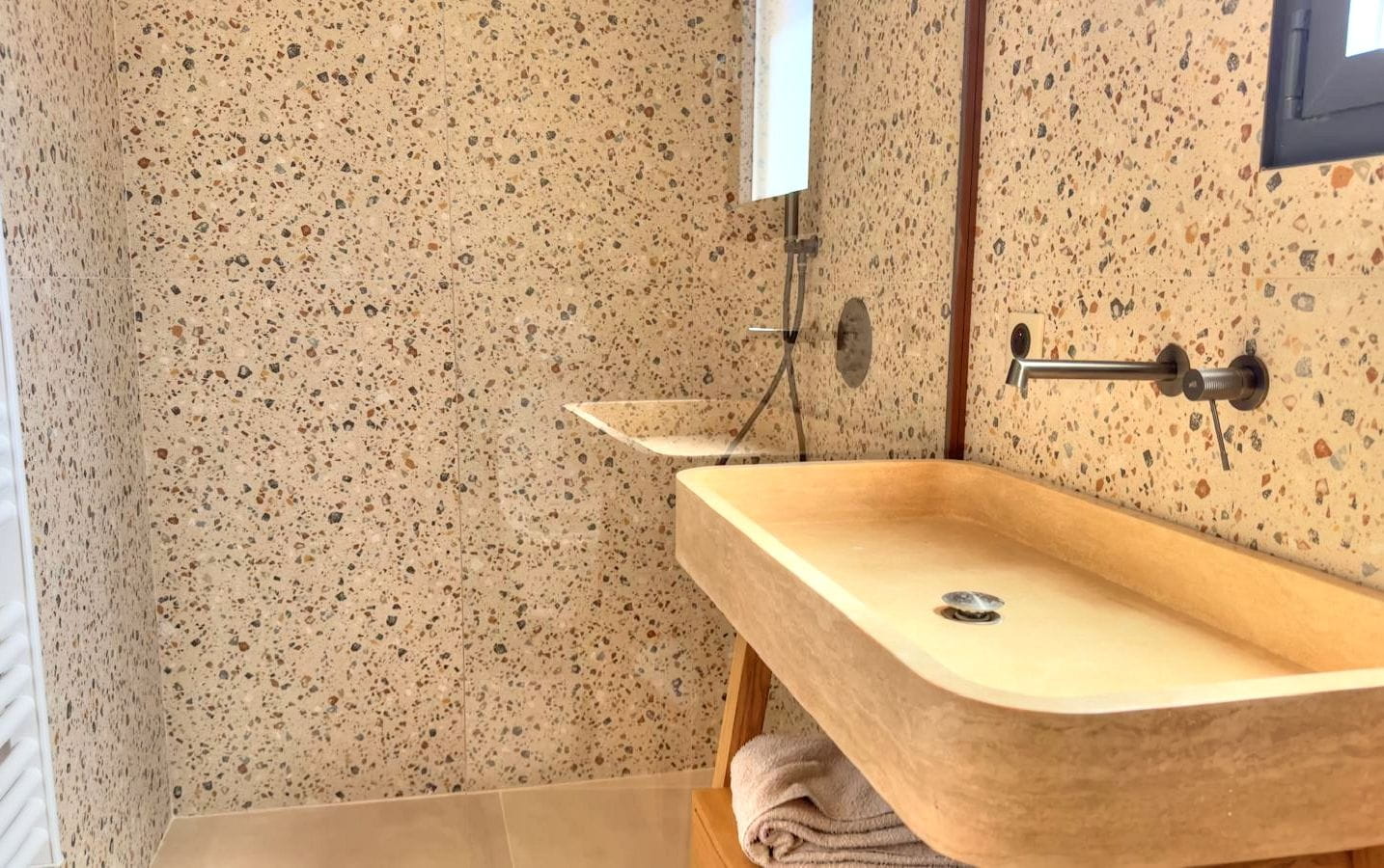 À VENDRE VILLA DE 6 PIÈCES AVEC DOUBLE GARAGE PISCINE TERRAIN DE PÉTANQUE ET VUE MER, AUX ISSAMBRES Image 8