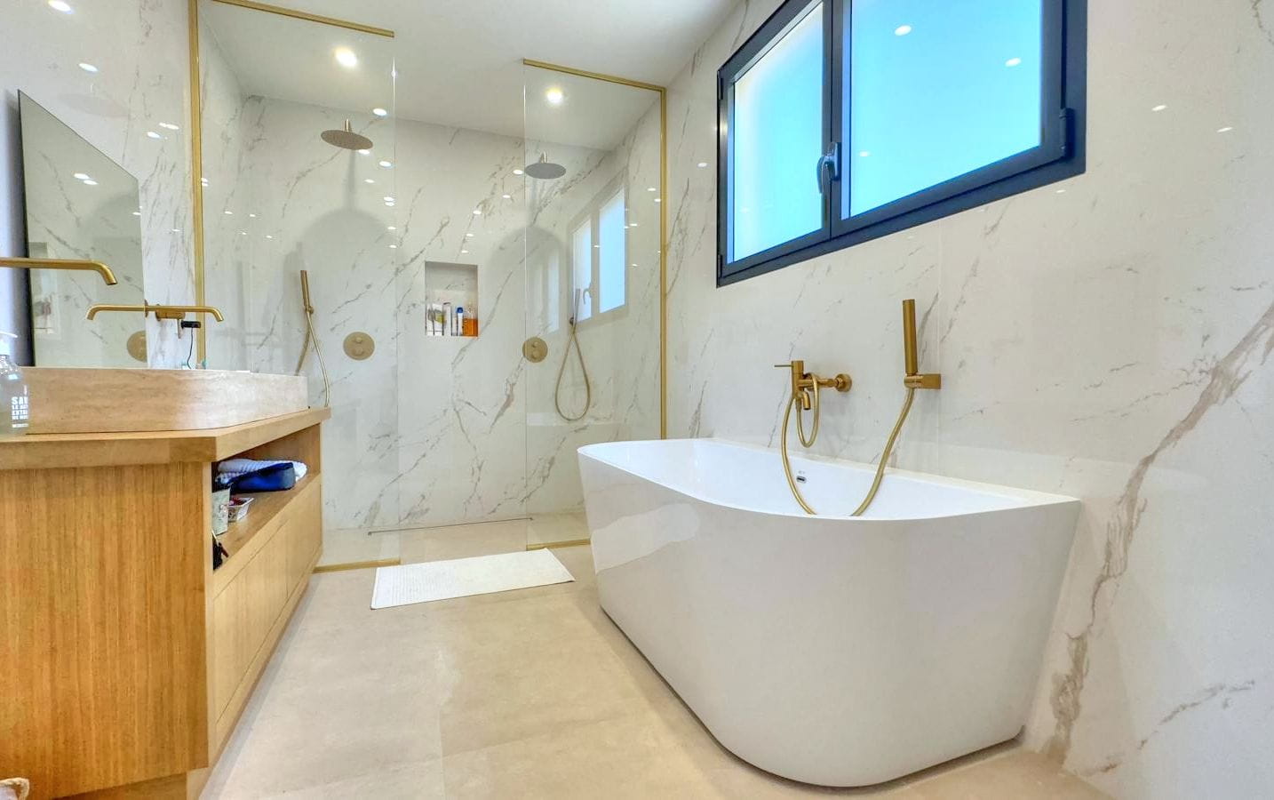 À VENDRE VILLA DE 6 PIÈCES AVEC DOUBLE GARAGE PISCINE TERRAIN DE PÉTANQUE ET VUE MER, AUX ISSAMBRES Image 9