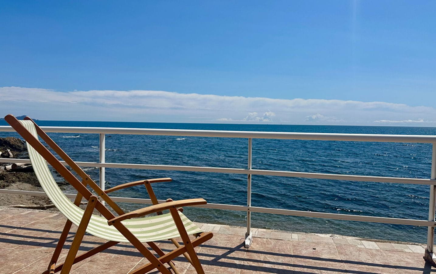 A VENDRE – PIED DANS L’EAU DE 240M² AVEC VILLA DE GARDIEN, PISCINE, GARAGE A VOITURE ET BATEAU Image 0