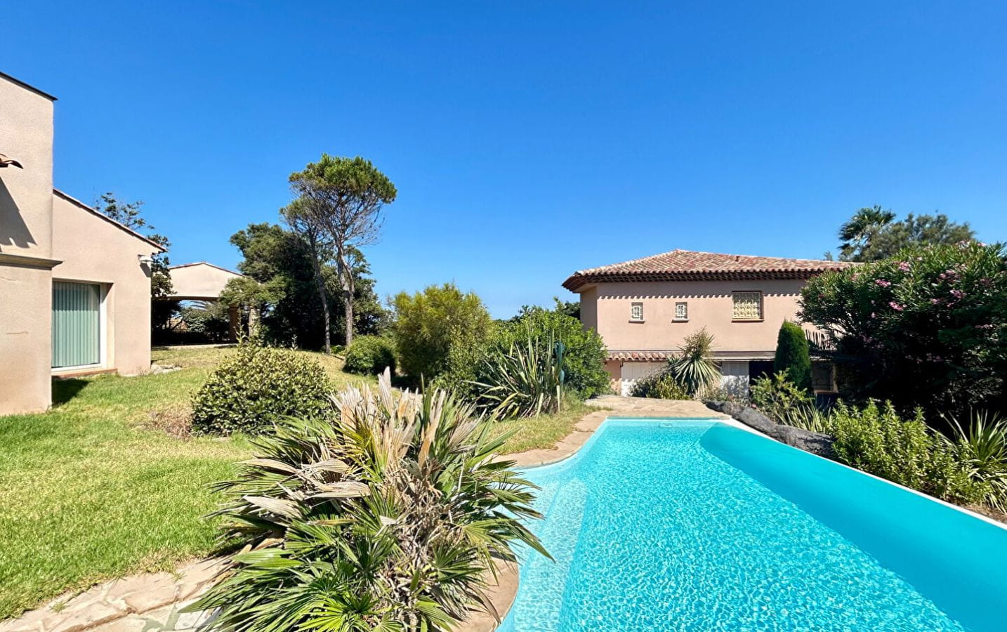 A VENDRE – PIED DANS L’EAU DE 240M² AVEC VILLA DE GARDIEN, PISCINE, GARAGE A VOITURE ET BATEAU Image 2