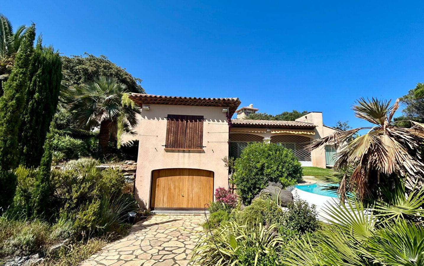 A VENDRE – PIED DANS L’EAU DE 240M² AVEC VILLA DE GARDIEN, PISCINE, GARAGE A VOITURE ET BATEAU Image 3