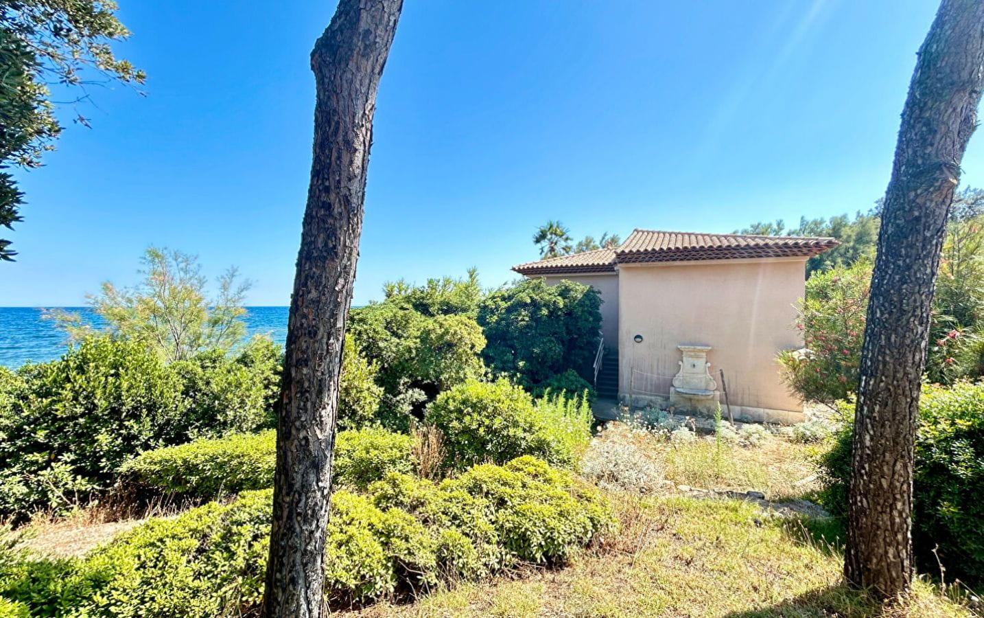 A VENDRE – PIED DANS L’EAU DE 240M² AVEC VILLA DE GARDIEN, PISCINE, GARAGE A VOITURE ET BATEAU Image 4