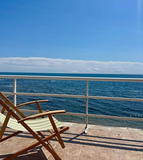 A VENDRE – PIED DANS L’EAU DE 240M² AVEC VILLA DE GARDIEN, PISCINE, GARAGE A VOITURE ET BATEAU