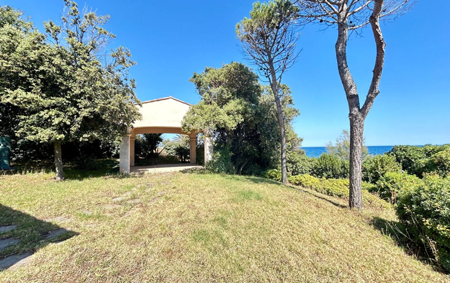 A VENDRE – PIED DANS L’EAU DE 240M² AVEC VILLA DE GARDIEN, PISCINE, GARAGE A VOITURE ET BATEAU Image 5