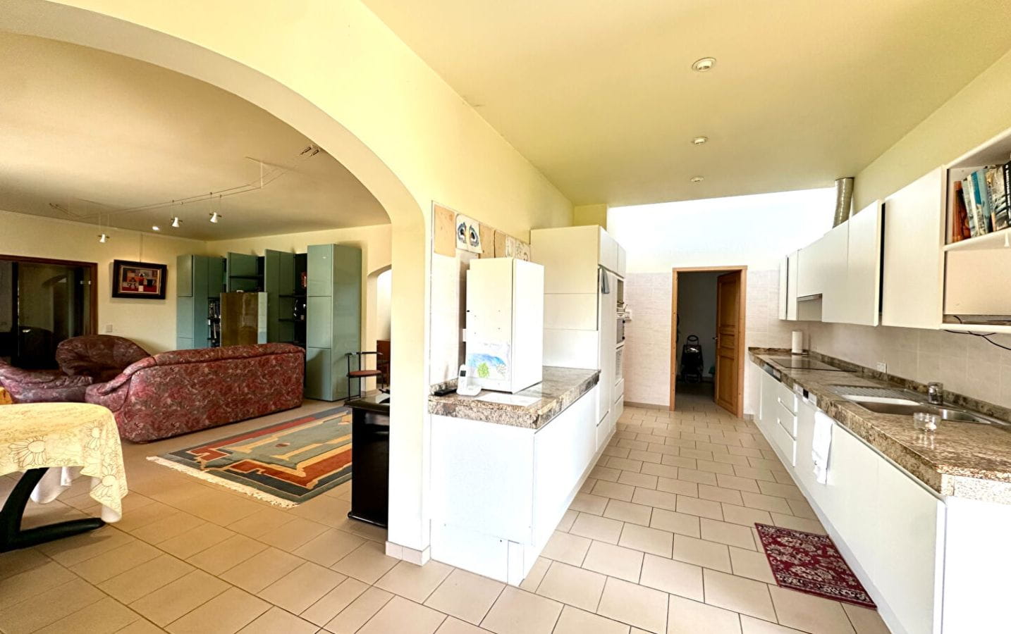 A VENDRE – PIED DANS L’EAU DE 240M² AVEC VILLA DE GARDIEN, PISCINE, GARAGE A VOITURE ET BATEAU Image 7