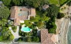 A VENDRE – PIED DANS L’EAU DE 240M² AVEC VILLA DE GARDIEN, PISCINE, GARAGE A VOITURE ET BATEAU Min 9