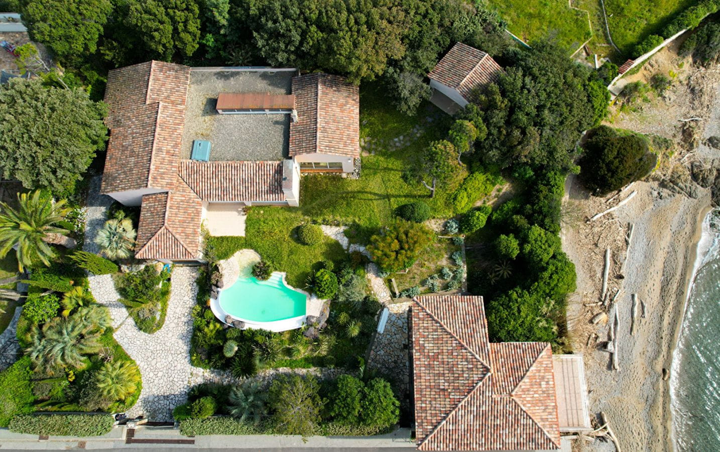 A VENDRE – PIED DANS L’EAU DE 240M² AVEC VILLA DE GARDIEN, PISCINE, GARAGE A VOITURE ET BATEAU Image 9