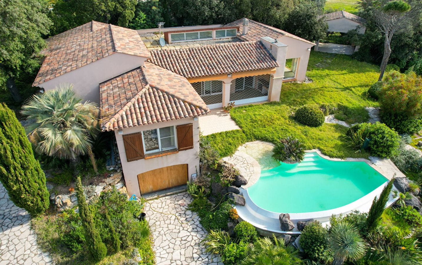 À VENDRE PIED DANS L’EAU DE 240M² AVEC VILLA DE GARDIEN, PISCINE, GARAGE À VOITURE ET BATEAU Image 1
