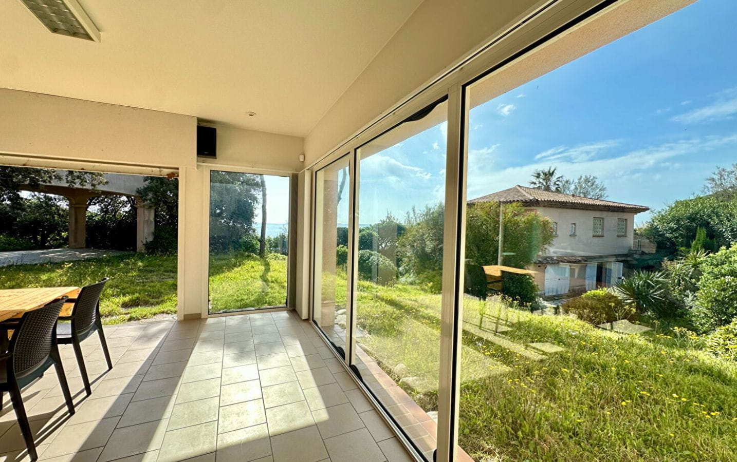 À VENDRE PIED DANS L’EAU DE 240M² AVEC VILLA DE GARDIEN, PISCINE, GARAGE À VOITURE ET BATEAU Image 8