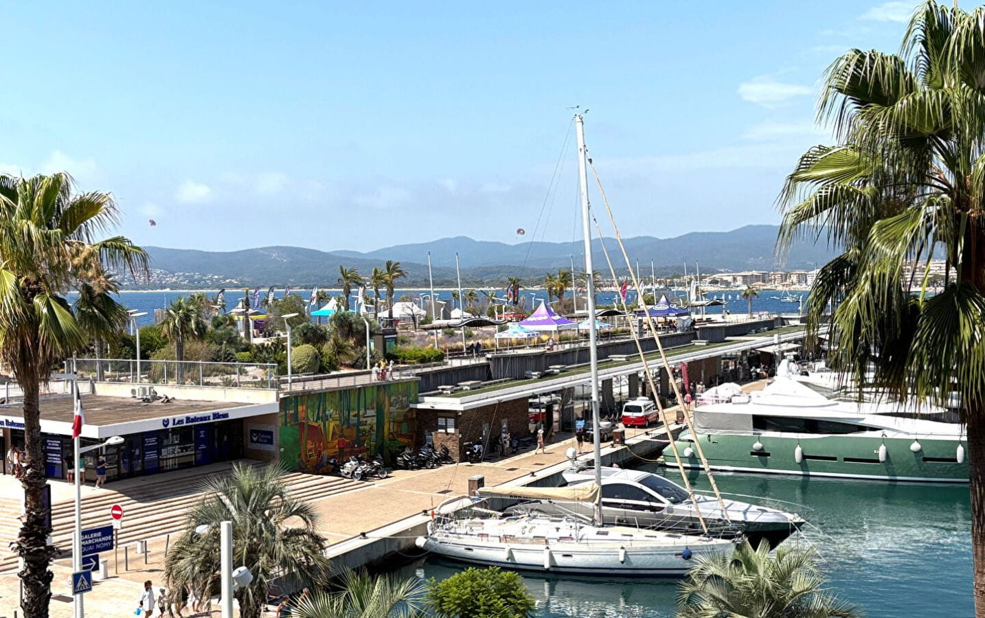 For sale, on the old port of Saint Raphael with sea and port view, spacious 4-room apartment on the upper floor. Image 1