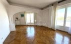 For sale, on the old port of Saint Raphael with sea and port view, spacious 4-room apartment on the upper floor. Min 2
