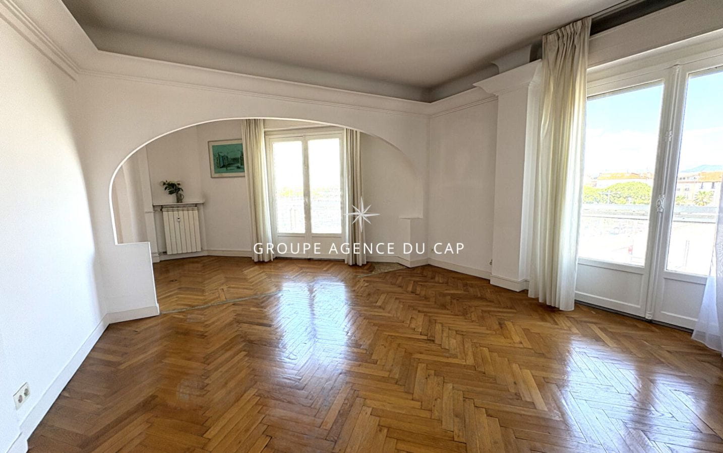 For sale, on the old port of Saint Raphael with sea and port view, spacious 4-room apartment on the upper floor. Image 2