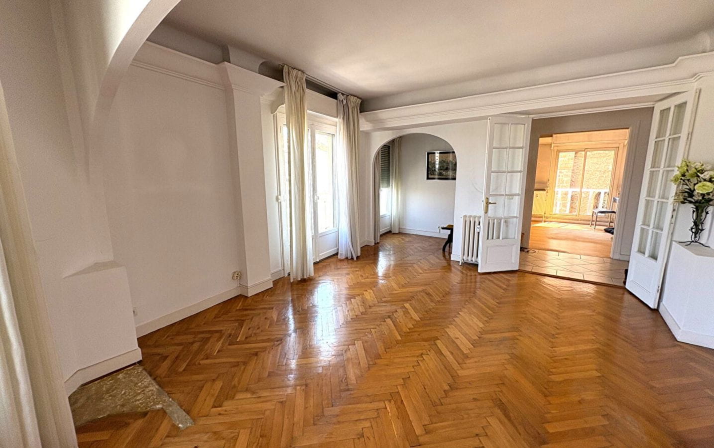 For sale, on the old port of Saint Raphael with sea and port view, spacious 4-room apartment on the upper floor. Image 3