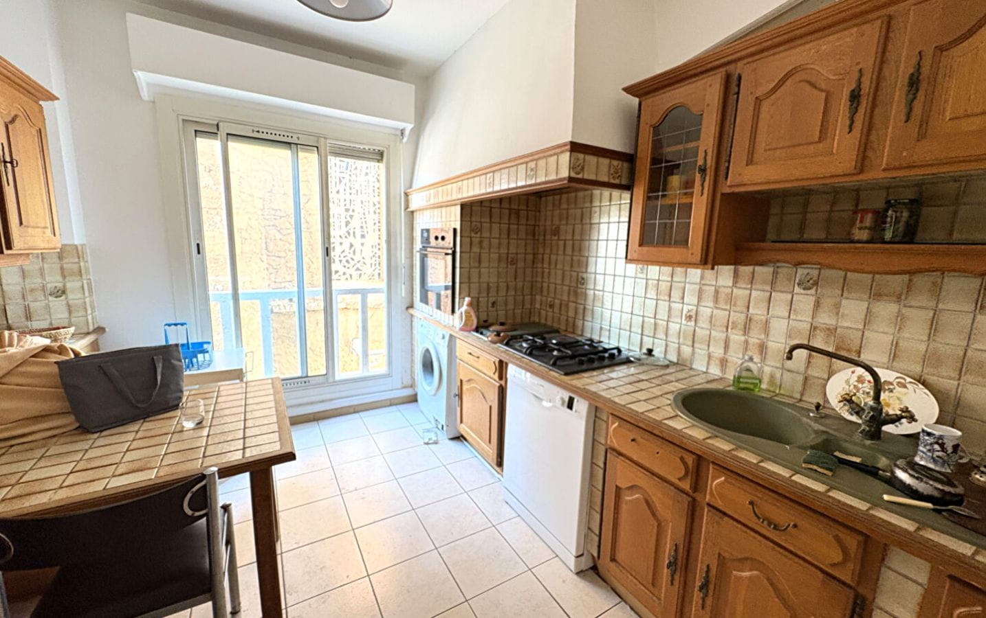 For sale, on the old port of Saint Raphael with sea and port view, spacious 4-room apartment on the upper floor. Image 4