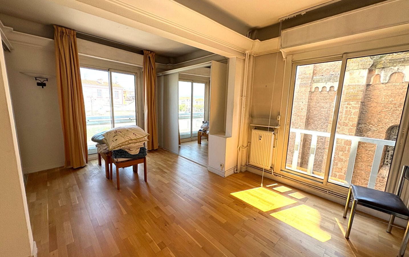 For sale, on the old port of Saint Raphael with sea and port view, spacious 4-room apartment on the upper floor. Image 5