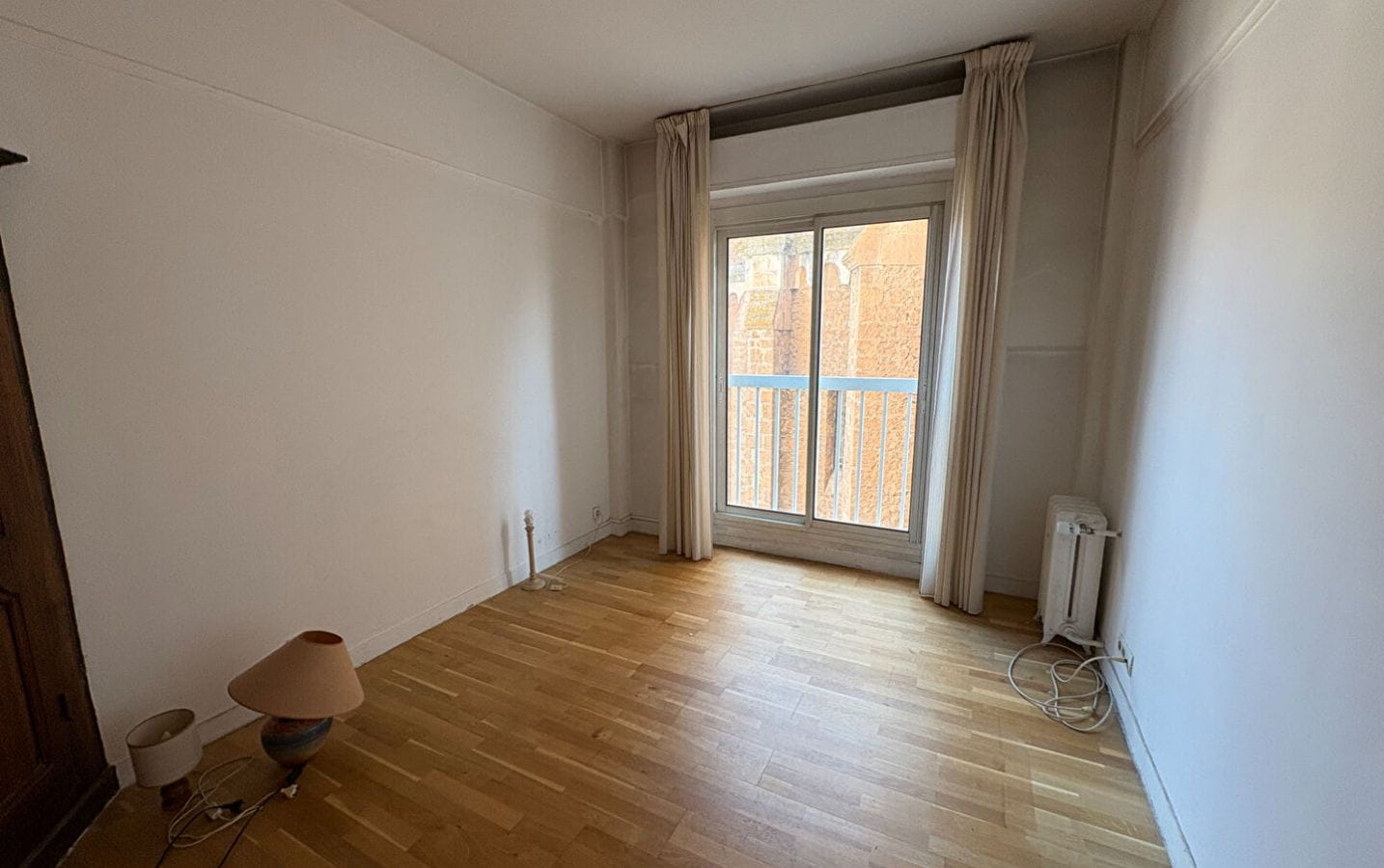 For sale, on the old port of Saint Raphael with sea and port view, spacious 4-room apartment on the upper floor. Image 6