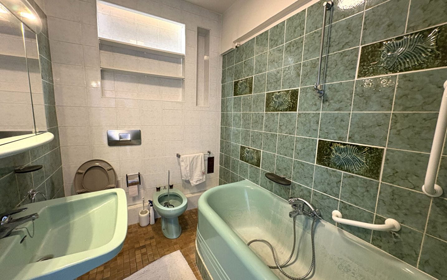 For sale, on the old port of Saint Raphael with sea and port view, spacious 4-room apartment on the upper floor. Image 7