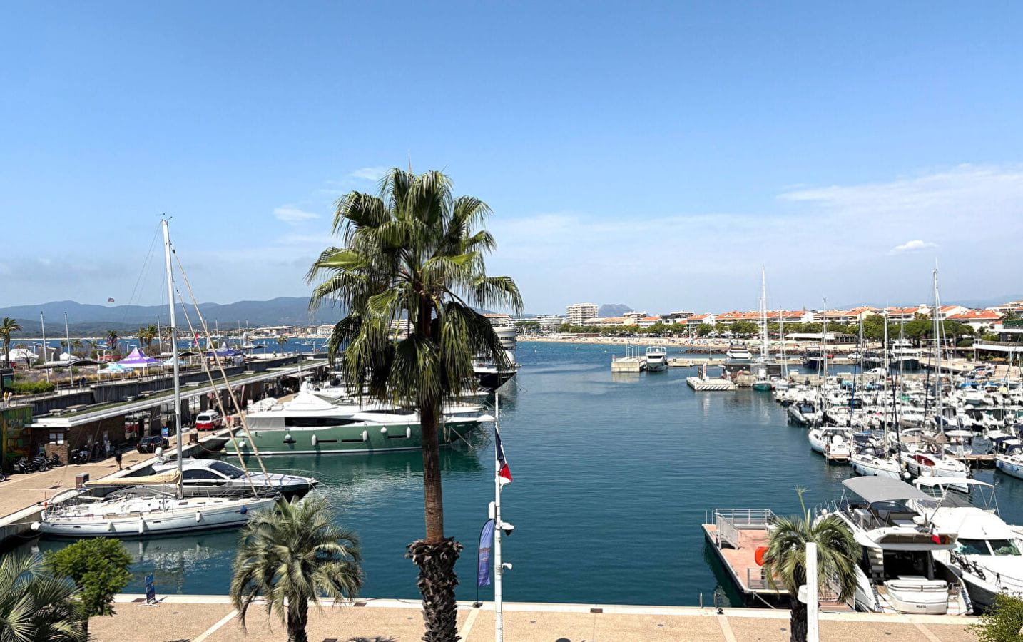 For sale, on the old port of Saint Raphael with sea and port view, spacious 4-room apartment on the upper floor. Image 8