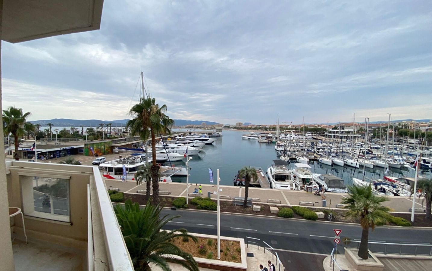 For sale, on the old port of Saint Raphael with sea and port view, spacious 4-room apartment on the upper floor. Image 9
