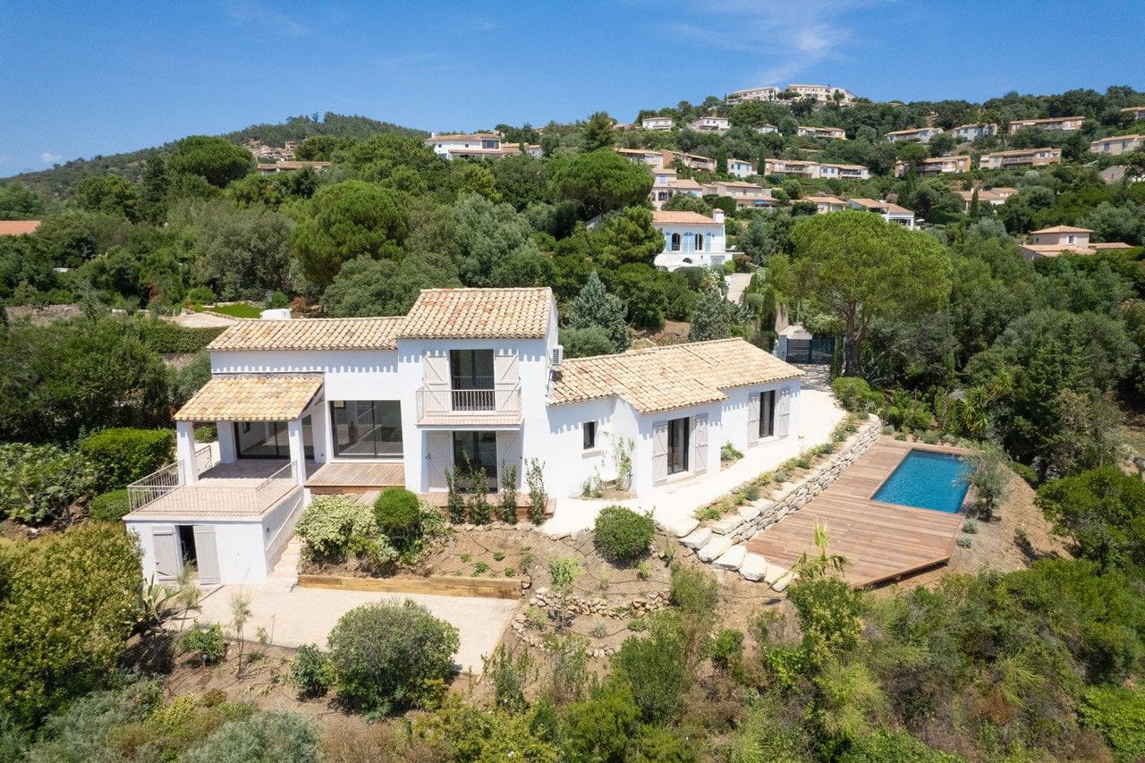 VILLA RENOVEE A VENDRE 4 CHAMBRES EN SUITE VUE MER GOLFE PISCINE PARKINGS L’agence du Cap aux Issambres vous prop Image 1