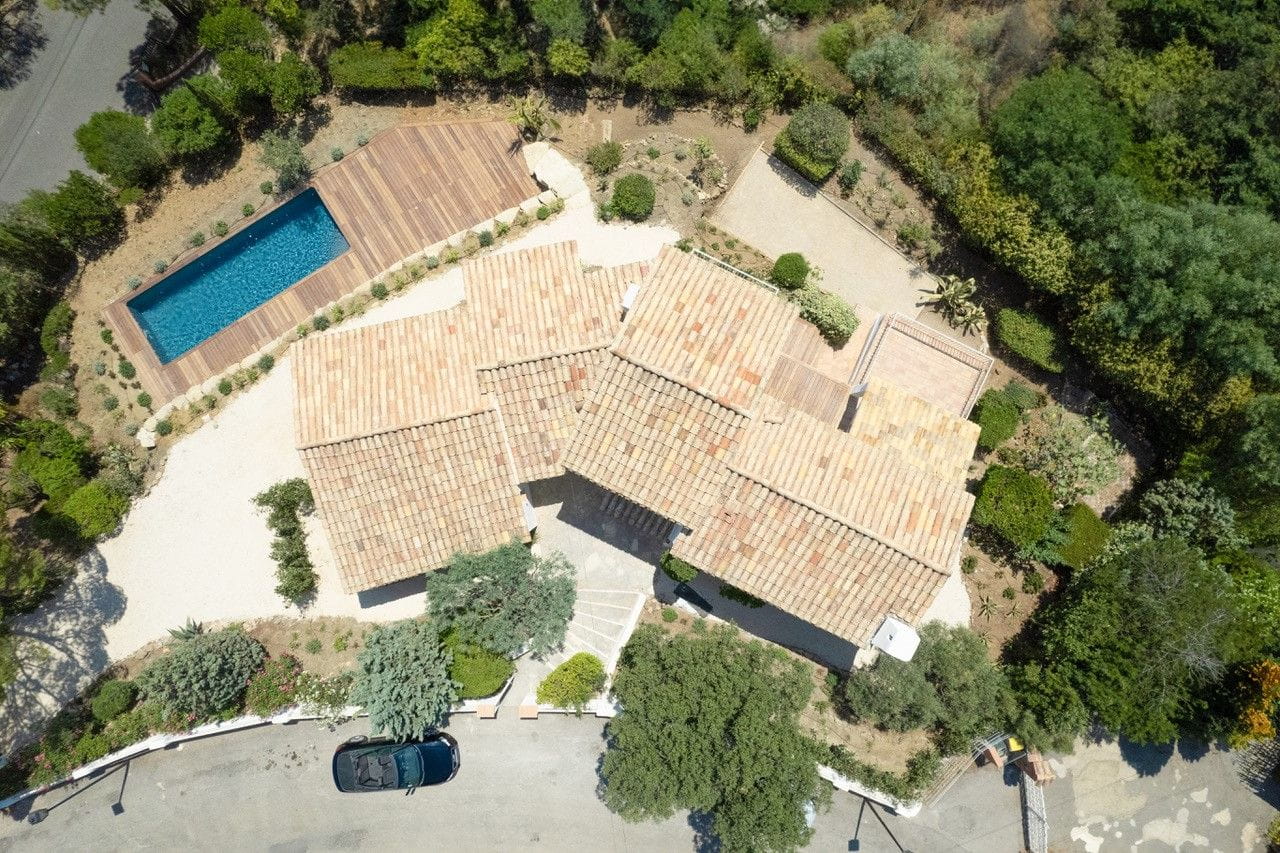 VILLA RENOVEE A VENDRE 4 CHAMBRES EN SUITE VUE MER GOLFE PISCINE PARKINGS L’agence du Cap aux Issambres vous prop Image 7