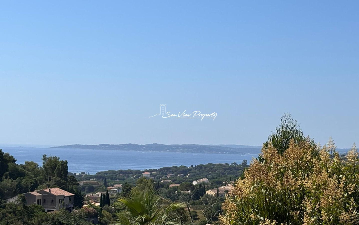 VILLA RENOVEE A VENDRE 4 CHAMBRES EN SUITE VUE MER GOLFE PISCINE PARKINGS L’agence du Cap aux Issambres vous prop Image 8
