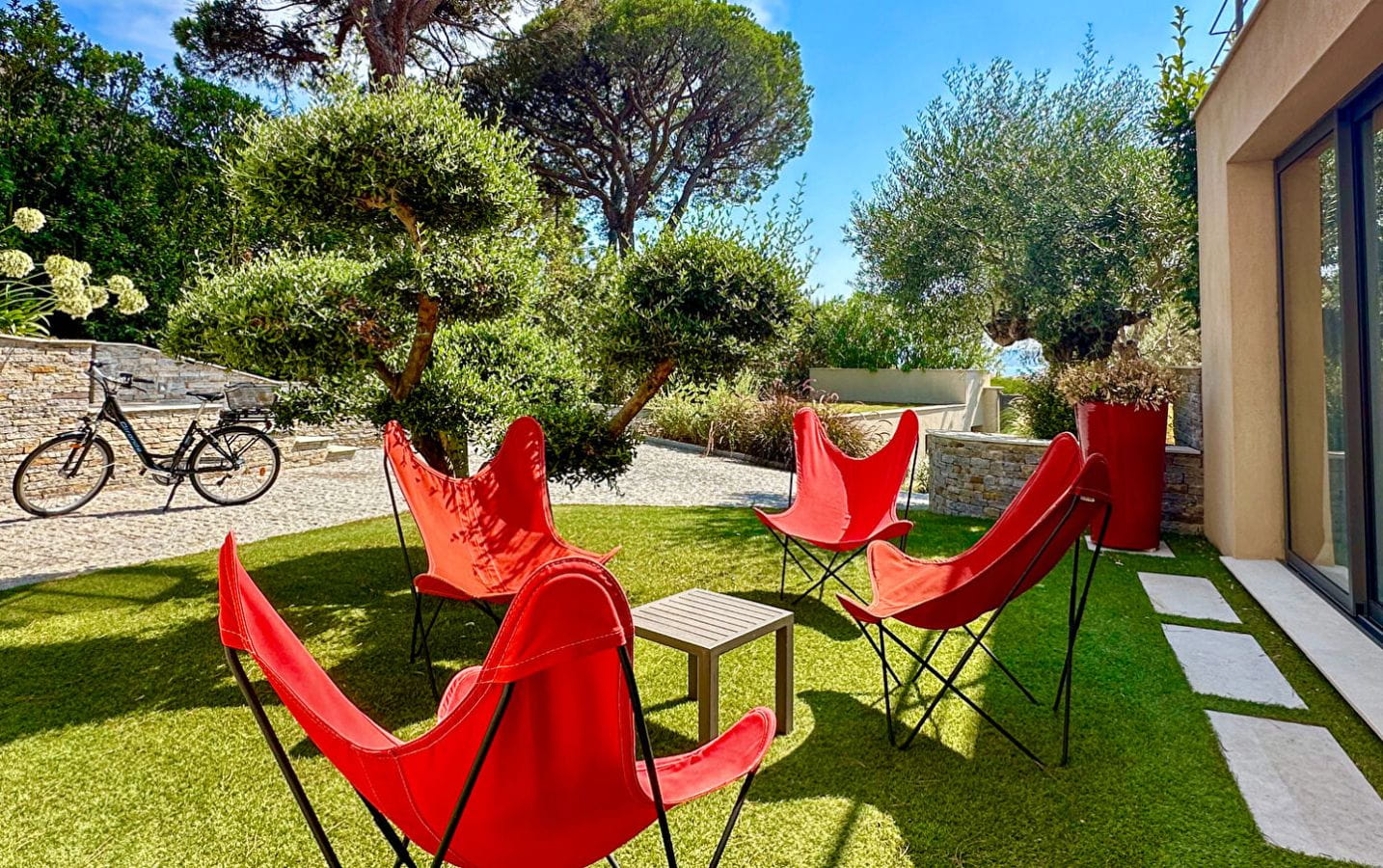 VILLA CONTEMPORAINE À VENDRE DE 213 M² AVEC VUE MER SALLE DE SPORT CAVE À VIN ET GARAGE, SUR LE GOLFE DE SAINT-TROPEZ, À PROXIMITÉ DU CENTRE-VILLE DE SAINTE MAXIME Image 1