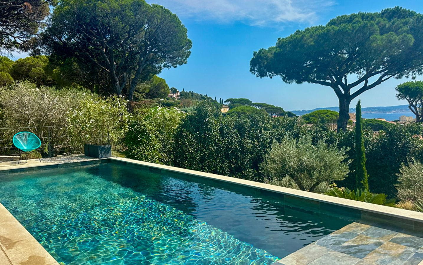 VILLA CONTEMPORAINE À VENDRE DE 213 M² AVEC VUE MER SALLE DE SPORT CAVE À VIN ET GARAGE, SUR LE GOLFE DE SAINT-TROPEZ, À PROXIMITÉ DU CENTRE-VILLE DE SAINTE MAXIME Image 0