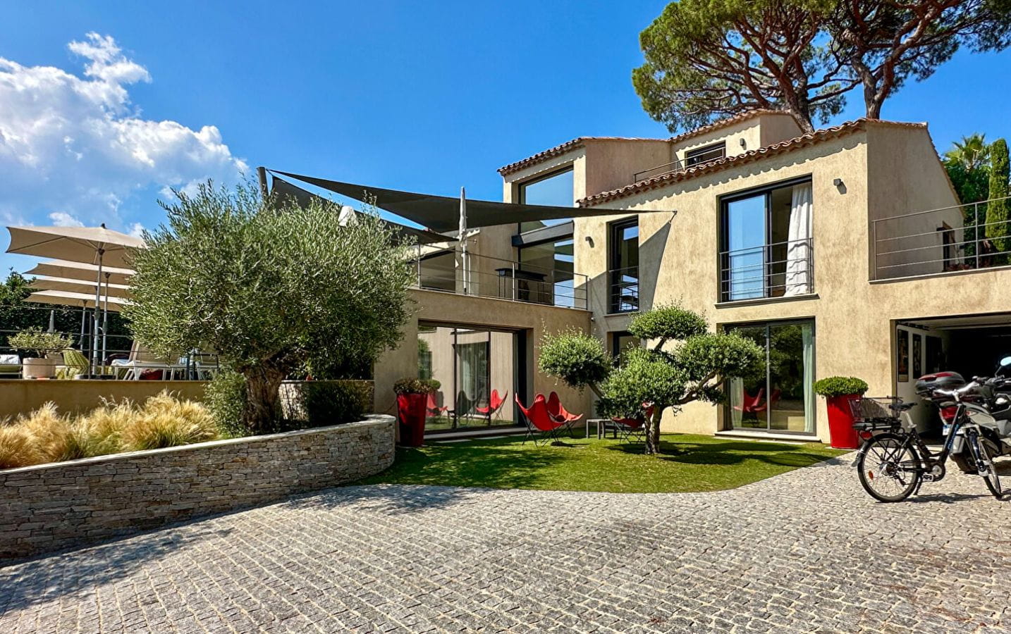 VILLA CONTEMPORAINE À VENDRE DE 213 M² AVEC VUE MER SALLE DE SPORT CAVE À VIN ET GARAGE, SUR LE GOLFE DE SAINT-TROPEZ, À PROXIMITÉ DU CENTRE-VILLE DE SAINTE MAXIME Image 2
