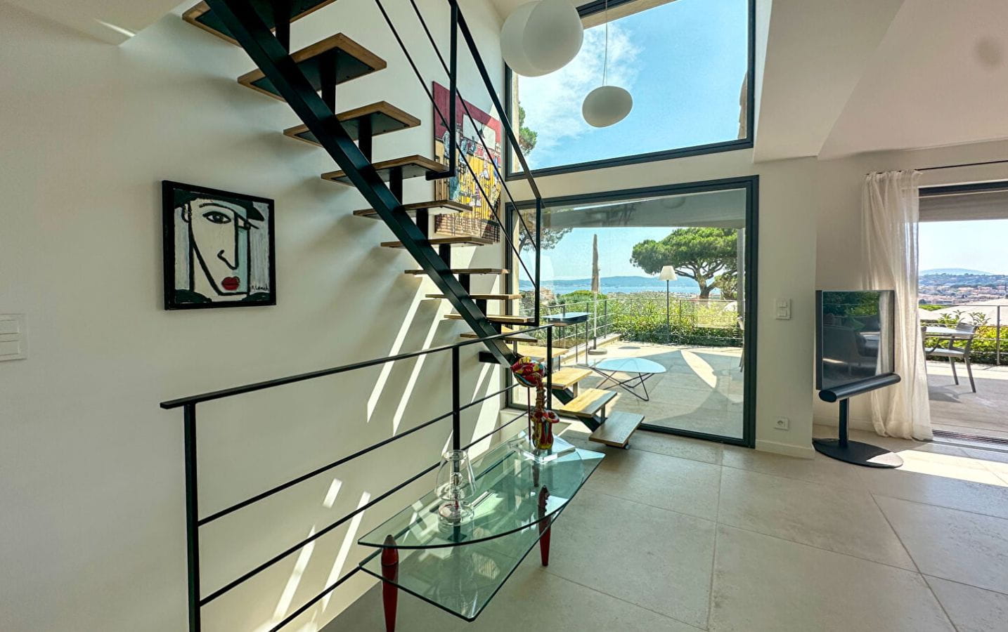 VILLA CONTEMPORAINE À VENDRE DE 213 M² AVEC VUE MER SALLE DE SPORT CAVE À VIN ET GARAGE, SUR LE GOLFE DE SAINT-TROPEZ, À PROXIMITÉ DU CENTRE-VILLE DE SAINTE MAXIME Image 3