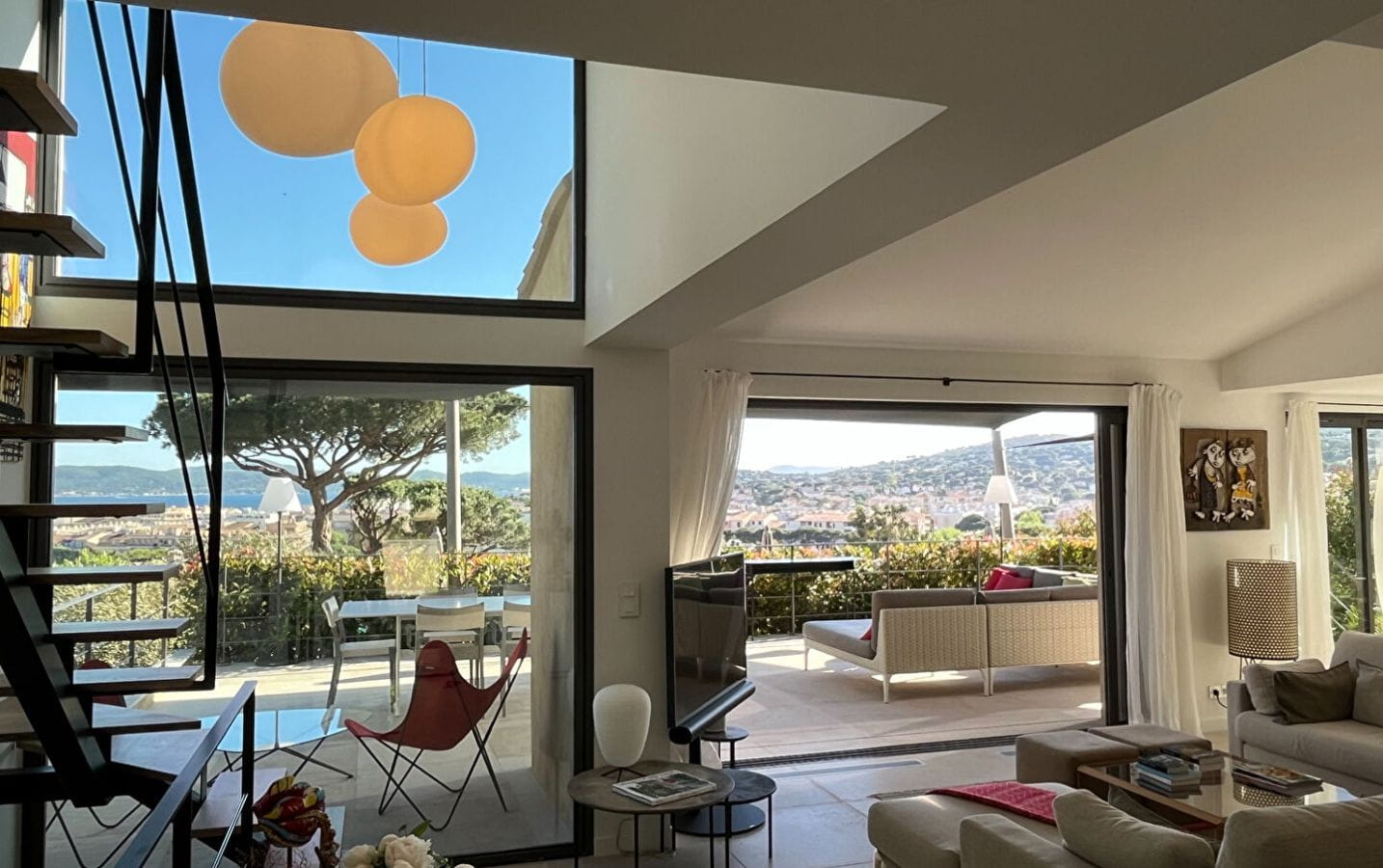 VILLA CONTEMPORAINE À VENDRE DE 213 M² AVEC VUE MER SALLE DE SPORT CAVE À VIN ET GARAGE, SUR LE GOLFE DE SAINT-TROPEZ, À PROXIMITÉ DU CENTRE-VILLE DE SAINTE MAXIME Image 5