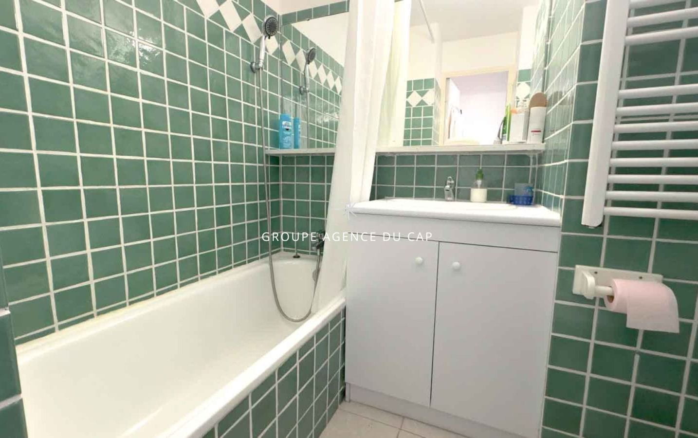 FOR SALE 2-ROOM APARTMENT OF 27M2 WITH SEA VIEW IN A POPULAR RESIDENCE WITH POOL, ON FOOT OF THE BEACHES IN SAINTE MAXIME Image 4