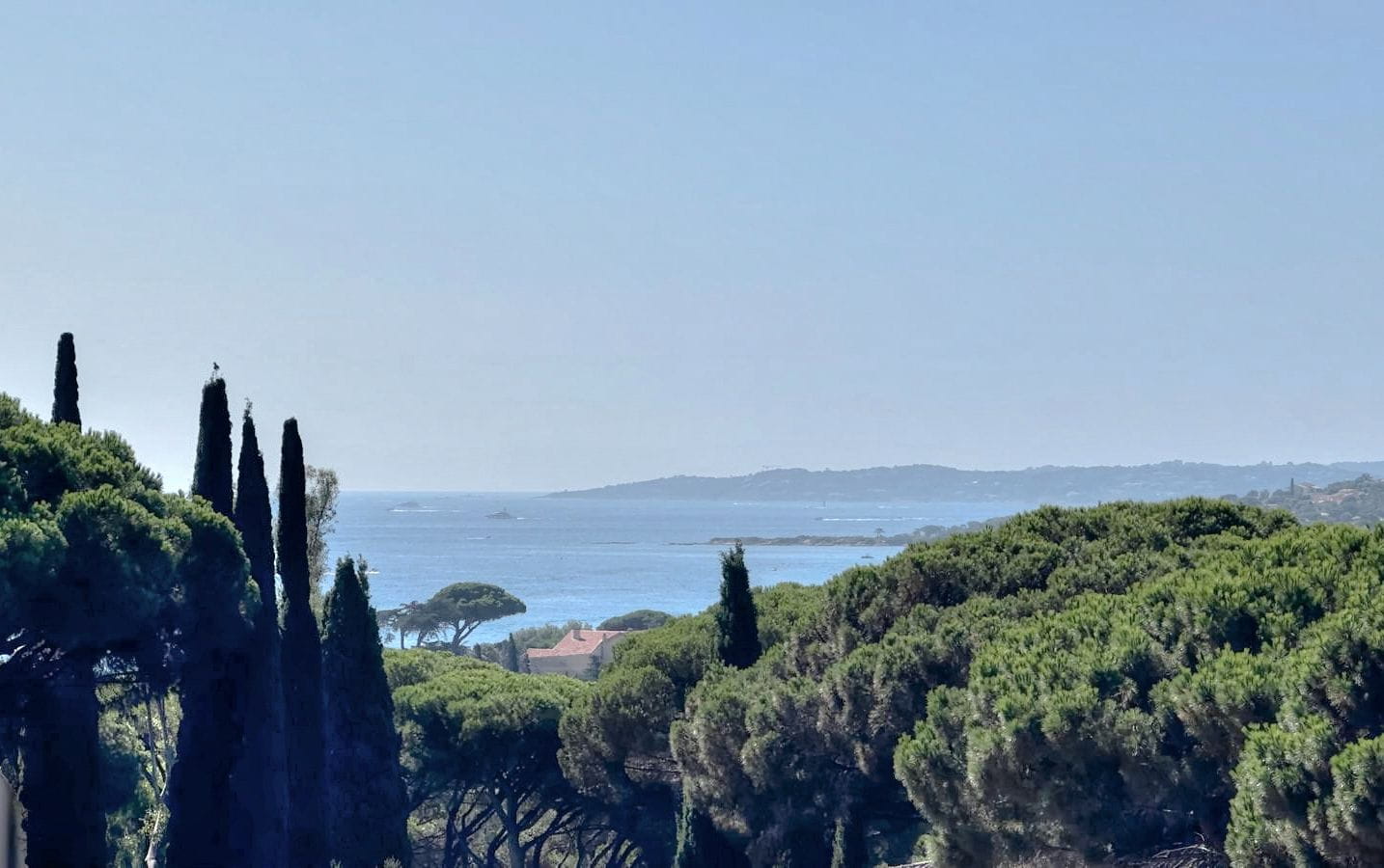 A VENDRE APPARTEMENT T.2 DE 27M2 VUE MER DANS UNE RESIDENCE PRISEE AVEC PISCINE, A PIED DES PLAGES A SAINTE MAXIME Image 0