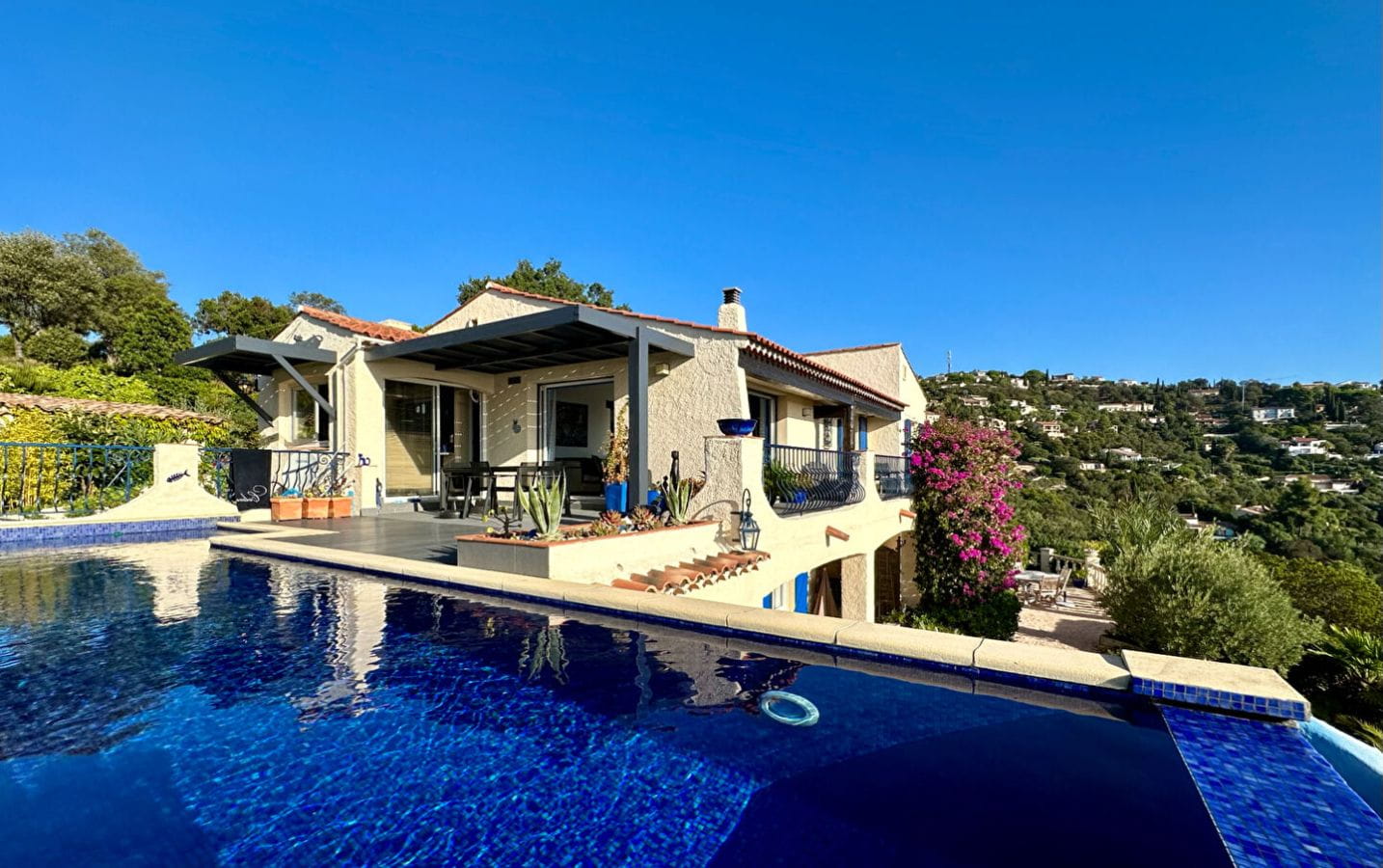 VILLA DE 173M²  VUE MER 5 PIÈCES COMPRENANT 4 CHAMBRES AVEC PISCINE ET GARAGE  SITUÉE AUX ISSAMBRES Image 1