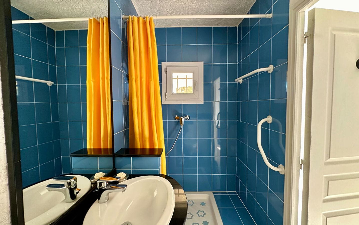 VILLA DE 173M²  VUE MER 5 PIÈCES COMPRENANT 4 CHAMBRES AVEC PISCINE ET GARAGE  SITUÉE AUX ISSAMBRES Image 10