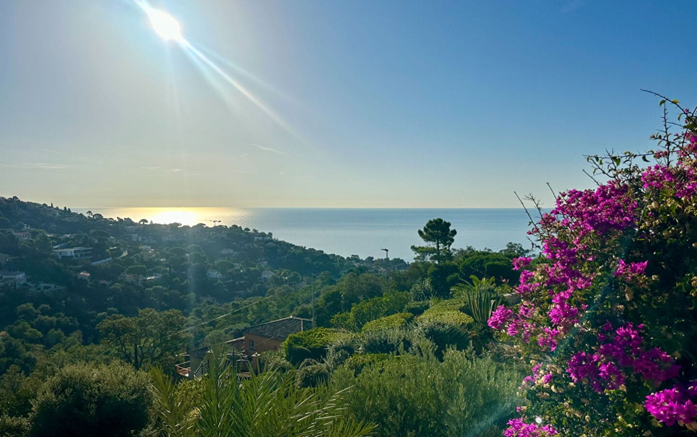 VILLA DE 173M²  VUE MER 5 PIÈCES COMPRENANT 4 CHAMBRES AVEC PISCINE ET GARAGE  SITUÉE AUX ISSAMBRES Image 0