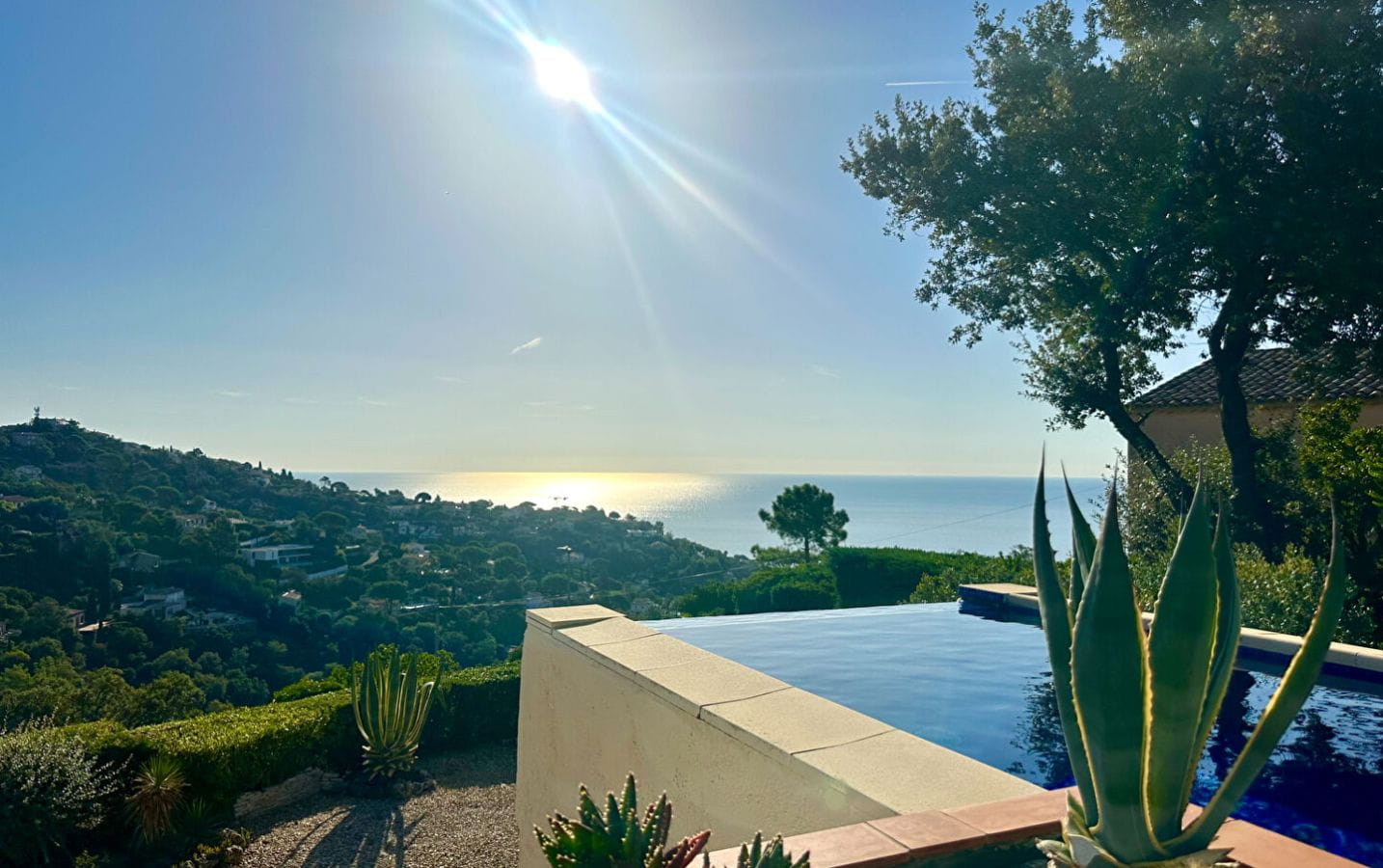 VILLA DE 173M²  VUE MER 5 PIÈCES COMPRENANT 4 CHAMBRES AVEC PISCINE ET GARAGE  SITUÉE AUX ISSAMBRES Image 2