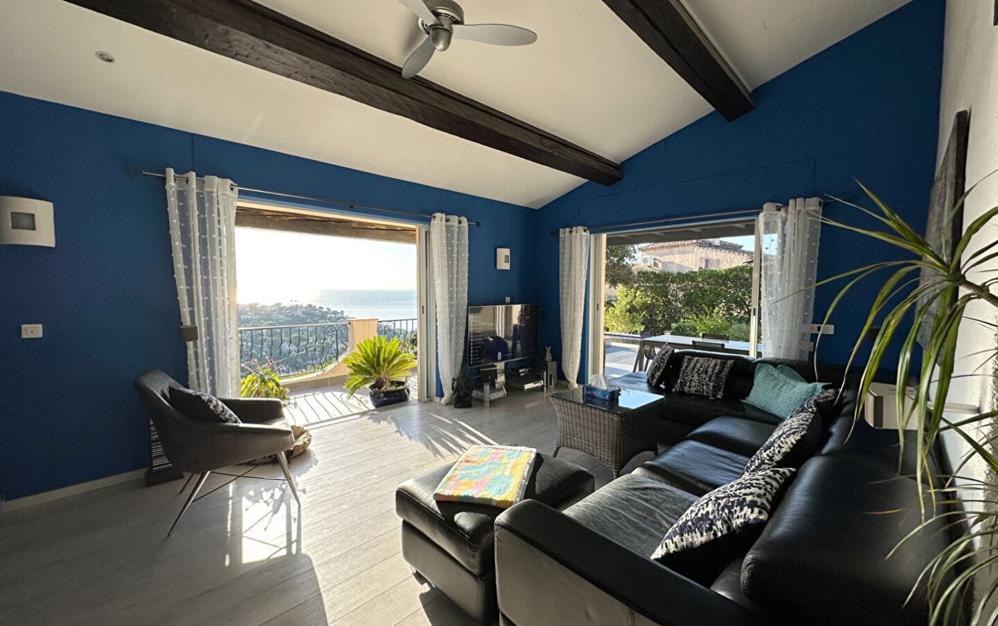 VILLA DE 173M²  VUE MER 5 PIÈCES COMPRENANT 4 CHAMBRES AVEC PISCINE ET GARAGE  SITUÉE AUX ISSAMBRES Image 3