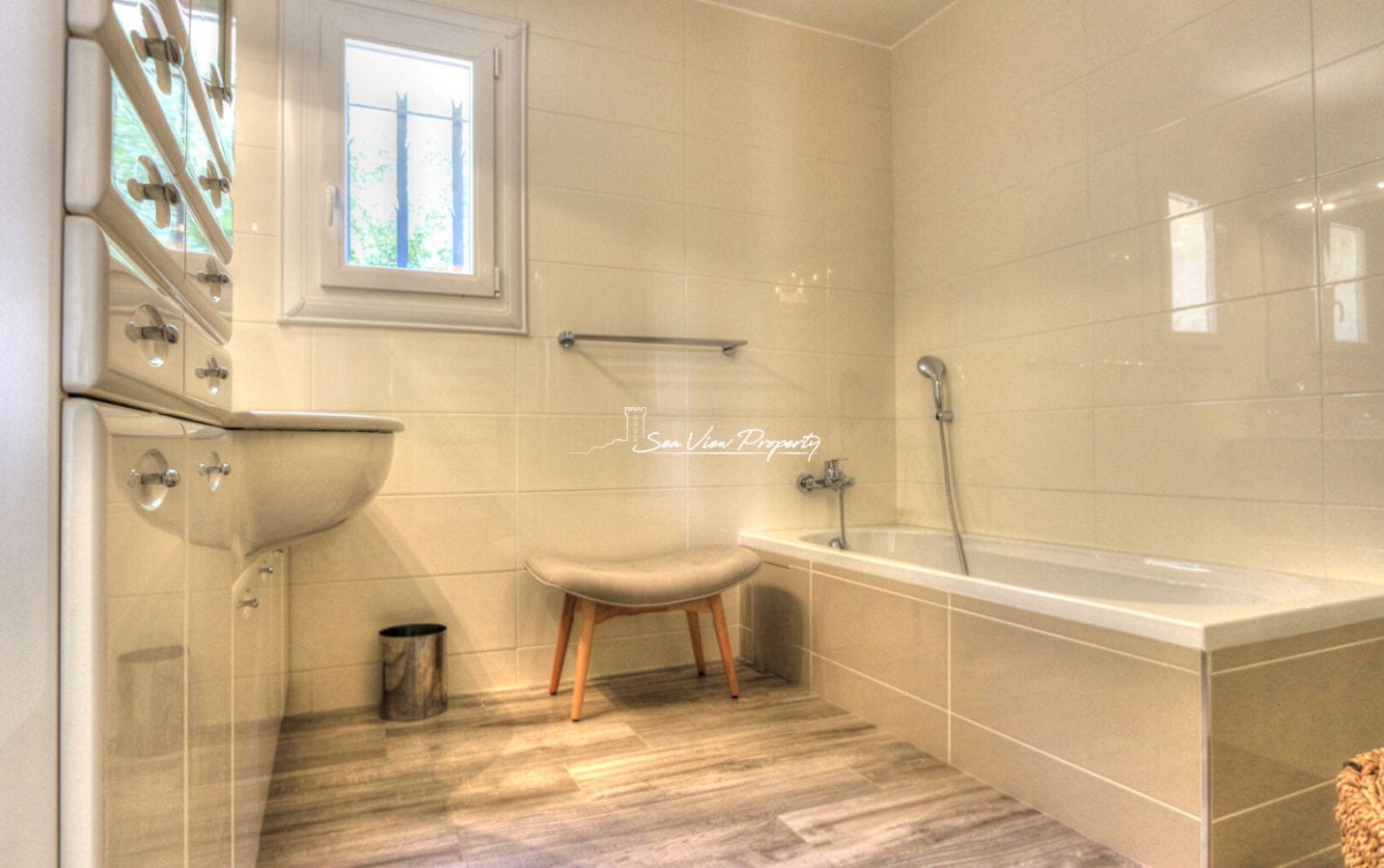 VILLA RÉNOVÉE DE 147 M² 6 PIÈCES VUE MER GARAGE ARROSAGE AUTOMATIQUE DOUCHE EXTÉRIEURE ET PISCINE, AUX ISSAMBRES Image 10