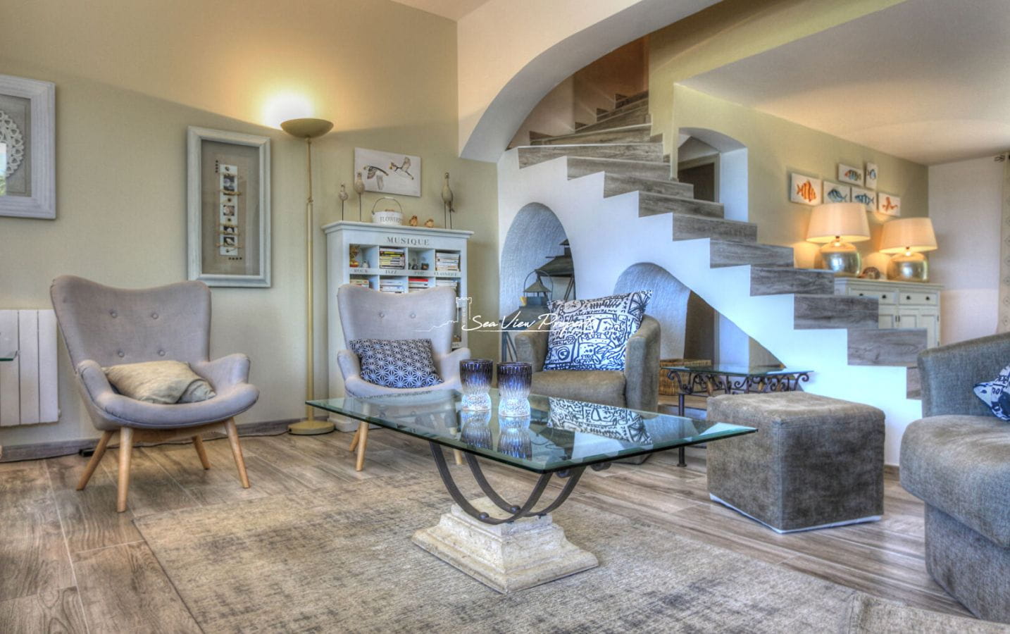 VILLA RÉNOVÉE DE 147 M² 6 PIÈCES VUE MER GARAGE ARROSAGE AUTOMATIQUE DOUCHE EXTÉRIEURE ET PISCINE, AUX ISSAMBRES Image 2