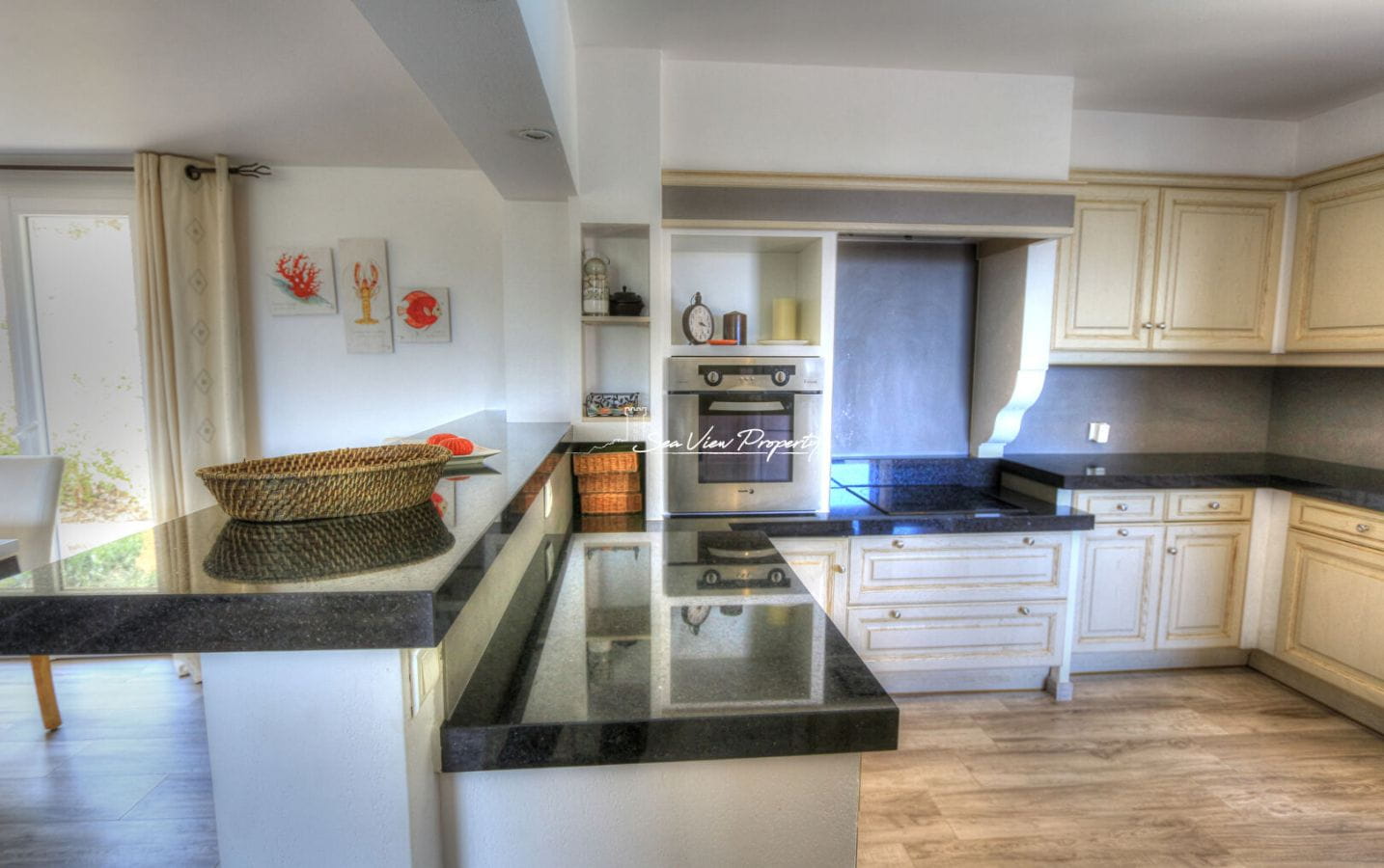 VILLA RÉNOVÉE DE 147 M² 6 PIÈCES VUE MER GARAGE ARROSAGE AUTOMATIQUE DOUCHE EXTÉRIEURE ET PISCINE, AUX ISSAMBRES Image 4