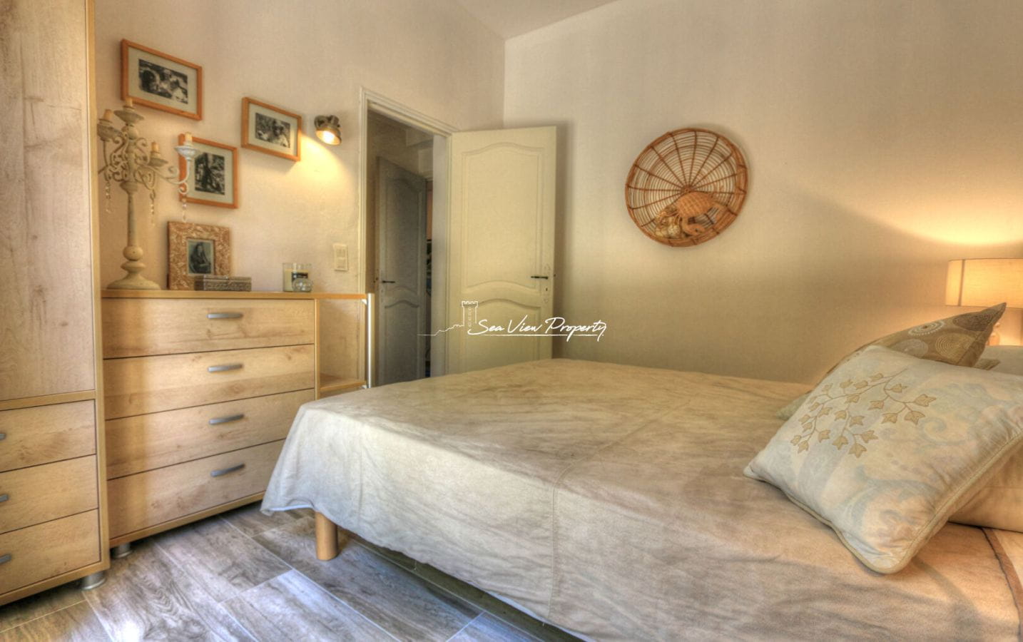 VILLA RÉNOVÉE DE 147 M² 6 PIÈCES VUE MER GARAGE ARROSAGE AUTOMATIQUE DOUCHE EXTÉRIEURE ET PISCINE, AUX ISSAMBRES Image 6