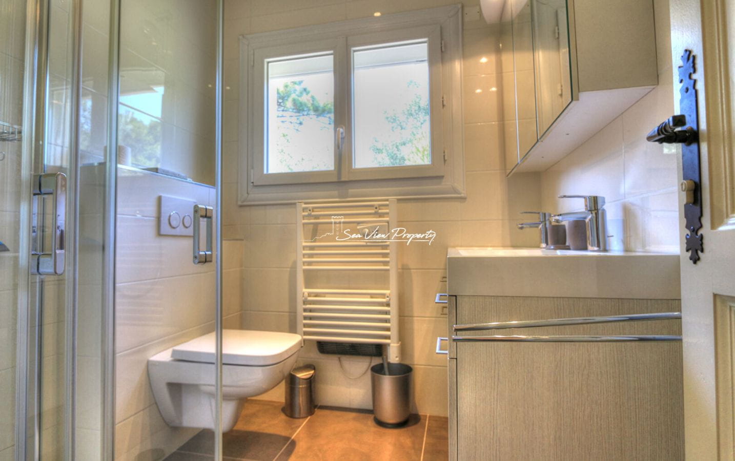 VILLA RÉNOVÉE DE 147 M² 6 PIÈCES VUE MER GARAGE ARROSAGE AUTOMATIQUE DOUCHE EXTÉRIEURE ET PISCINE, AUX ISSAMBRES Image 8