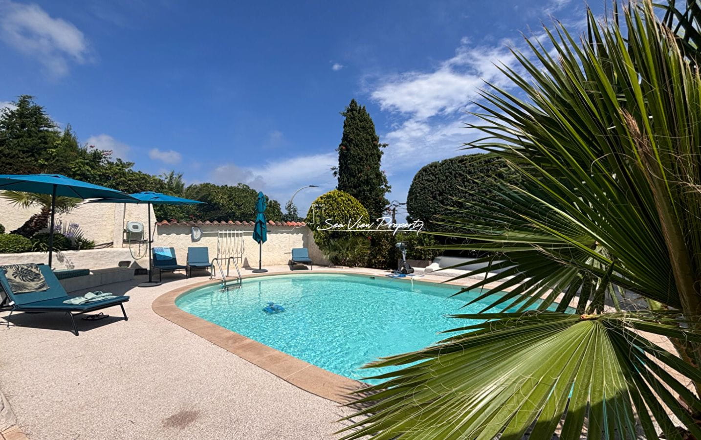 VILLA PROVENÇALE DE 193 M² AVEC 5 CHAMBRES VUE MER PISCINE TERRAIN DE PÉTANQUE ET GARAGE AVEC ATELIER, AUX ISSAMBRES Image 1