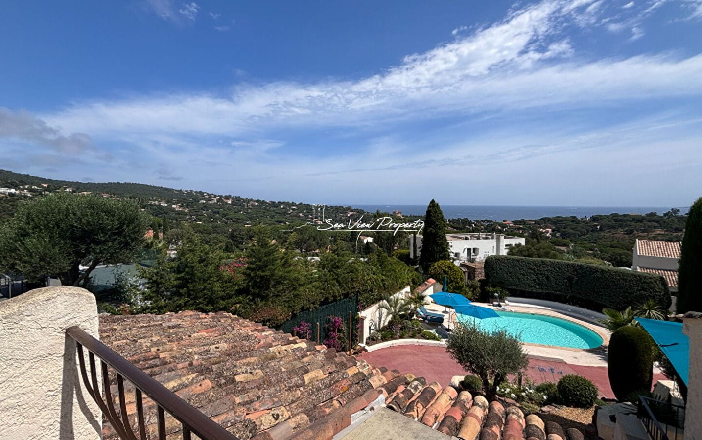 VILLA PROVENÇALE DE 193 M² AVEC 5 CHAMBRES VUE MER PISCINE TERRAIN DE PÉTANQUE ET GARAGE AVEC ATELIER, AUX ISSAMBRES Image 0